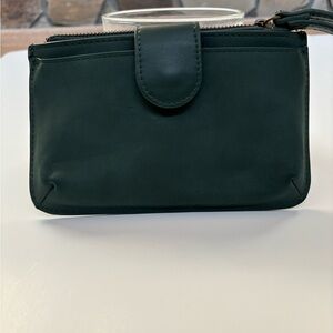 Universal Thread wristlet Green